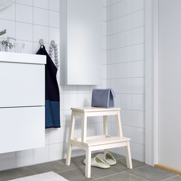 bekvaem-step-stool-white__1214004_pe911461_s5